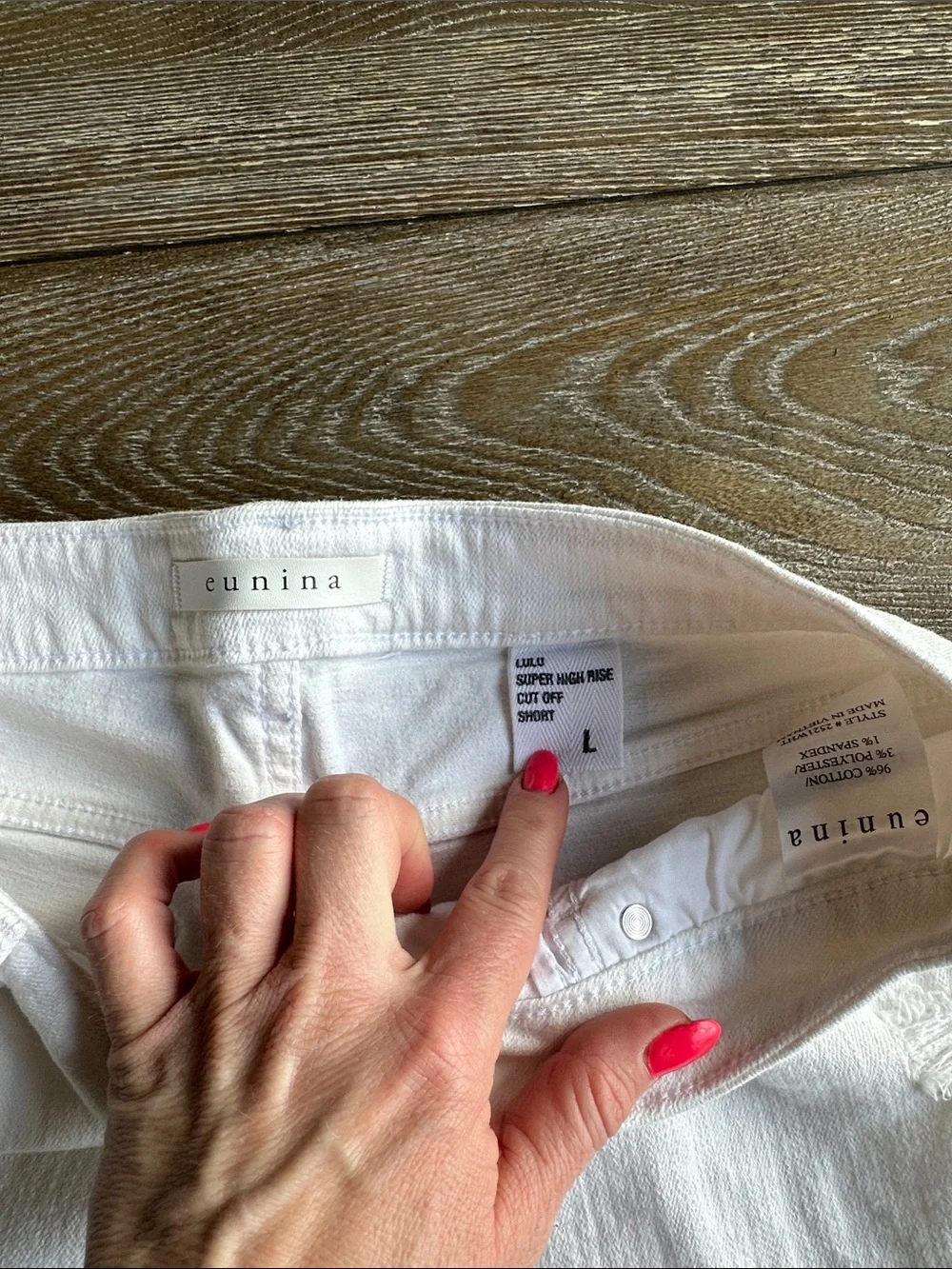 Eunina White Distressed Frayed Hem Denim Shorts size Large - Picture 4 of 4
